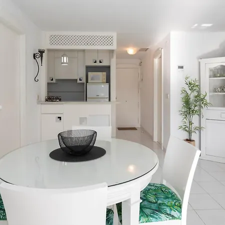 Cala Blanca, Bajo, 2 Dormitorios, By Bookindenia Apartment